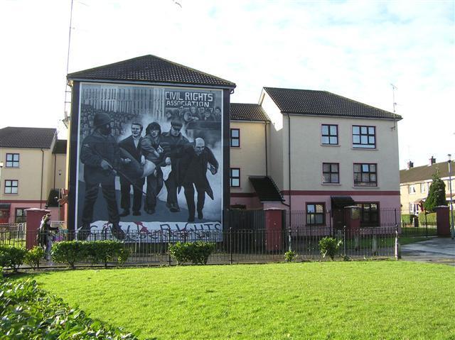 Bloody_Sunday_mural,_Bogside_-_geograph.org.uk_-_1159255.jpg